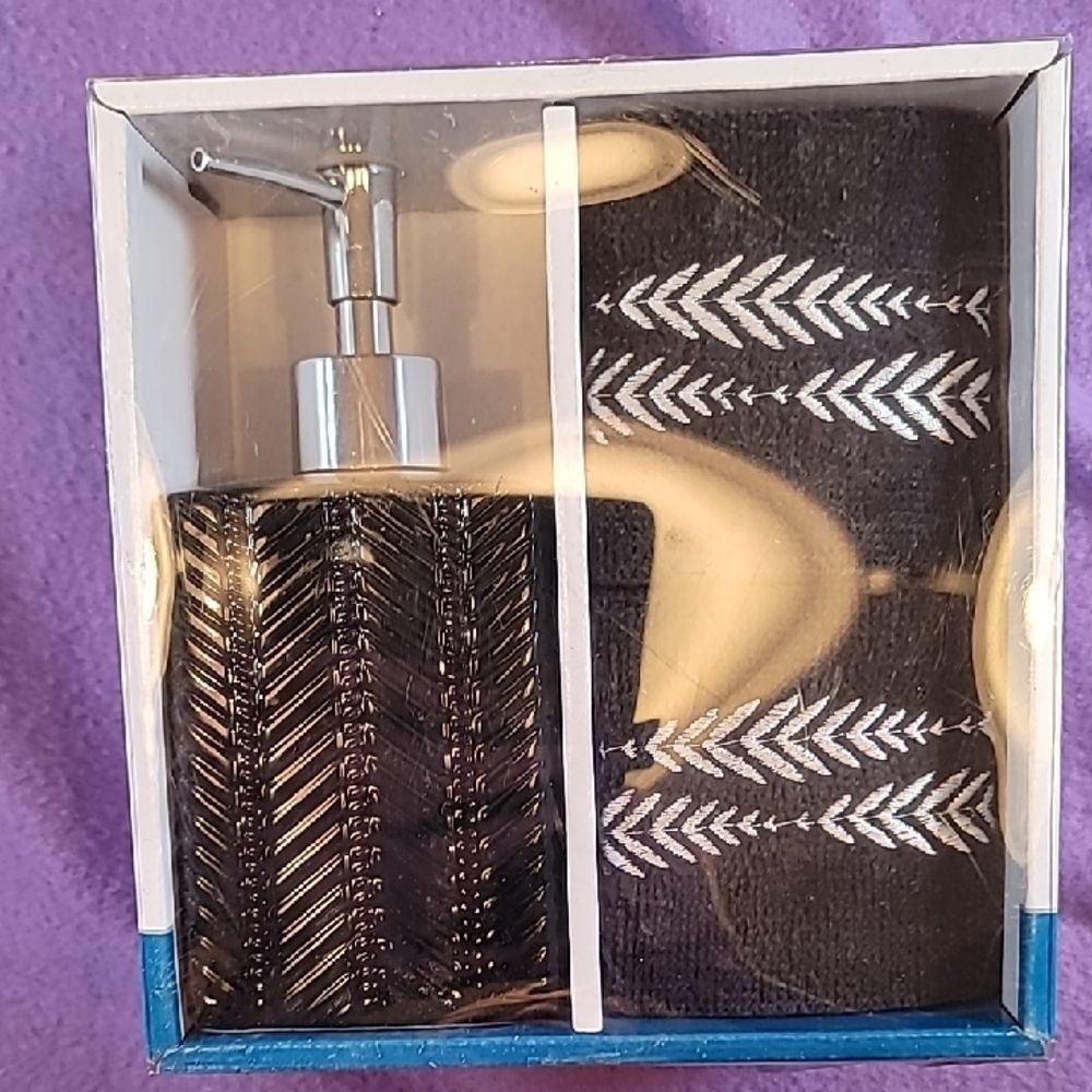 0721. 100% Cotton ~ 2 Fingertip Towels & A Beautiful Soap Dispenser